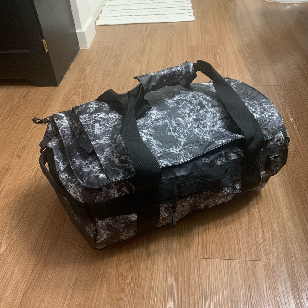 The North Face Base Camp Voyager Duffel 42L Black Print